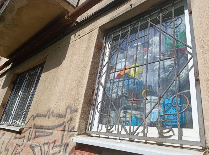 У будинку на Довгій чоловік позносив сміття до хати: через це там “ферма” тарганів на цілий двір