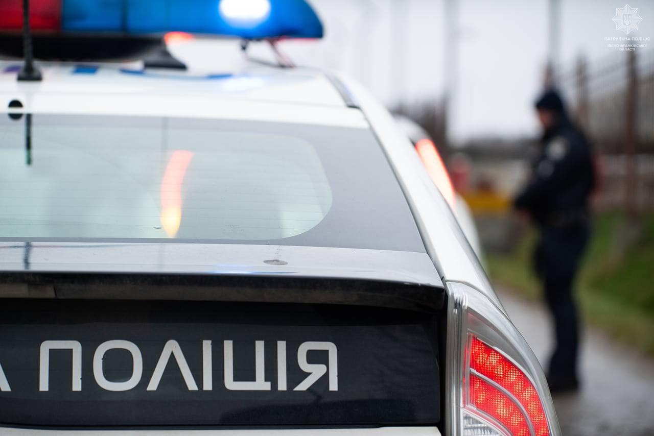 В Івано-Франківську патрульні зупинили водія Volkswagen з підробленим документом