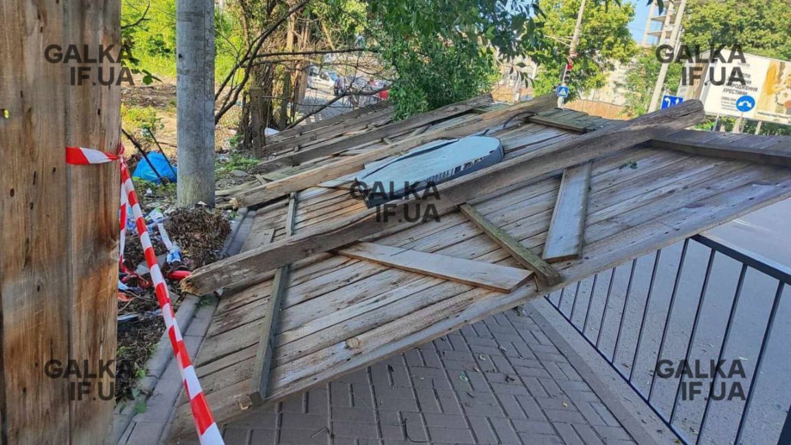 У Франківську інспектуватимуть всі будівельні паркани після випадку на Пасічній